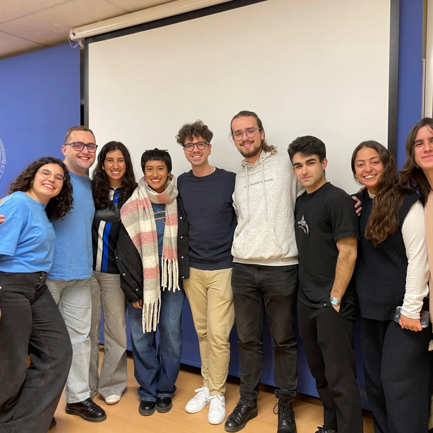 Grupo de participantes tras una actividad de divulgación matemática.